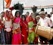 traditional-fare-devotees-celebrating-at-medaram-jatara-in-warangal-district-on-wednesday