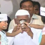 Anna Hazare breaks fast after 288 hours